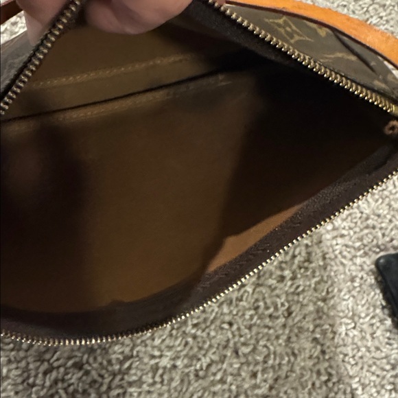 Classic Louis Vuitton Monogram Pochette - Picture 9 of 12